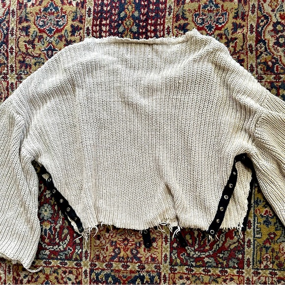 🌈 Amazing distressed studded sweater - Picture 6 of 6